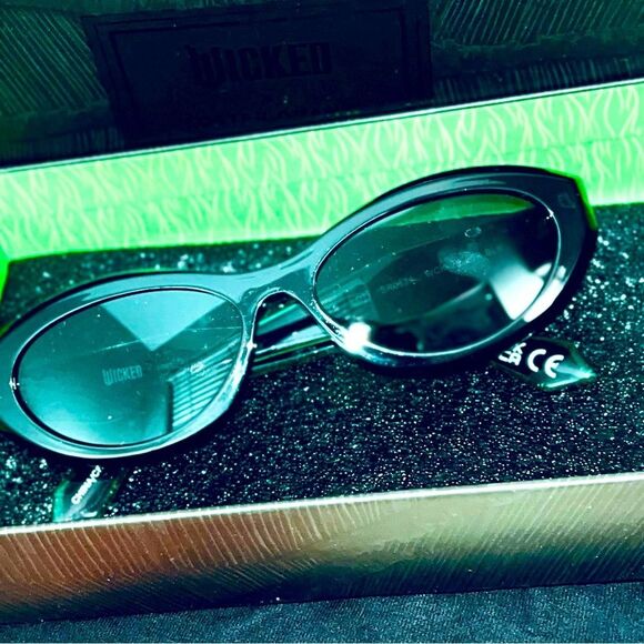 NEW Wicked x Foster Grant Sunglasses Collection Sunnies Positively Green Elthaba - Picture 7 of 12